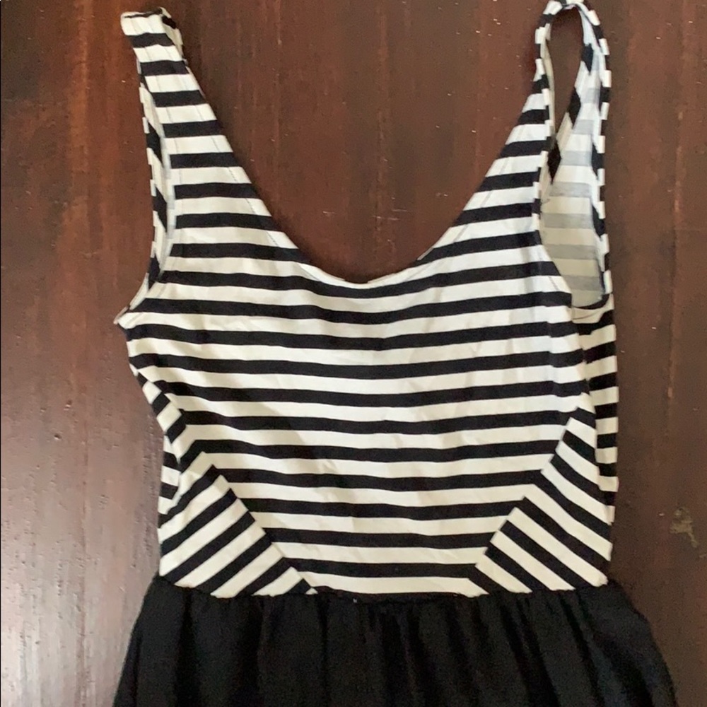 Black and White Strip Flowy Dress - Picture 3 of 4
